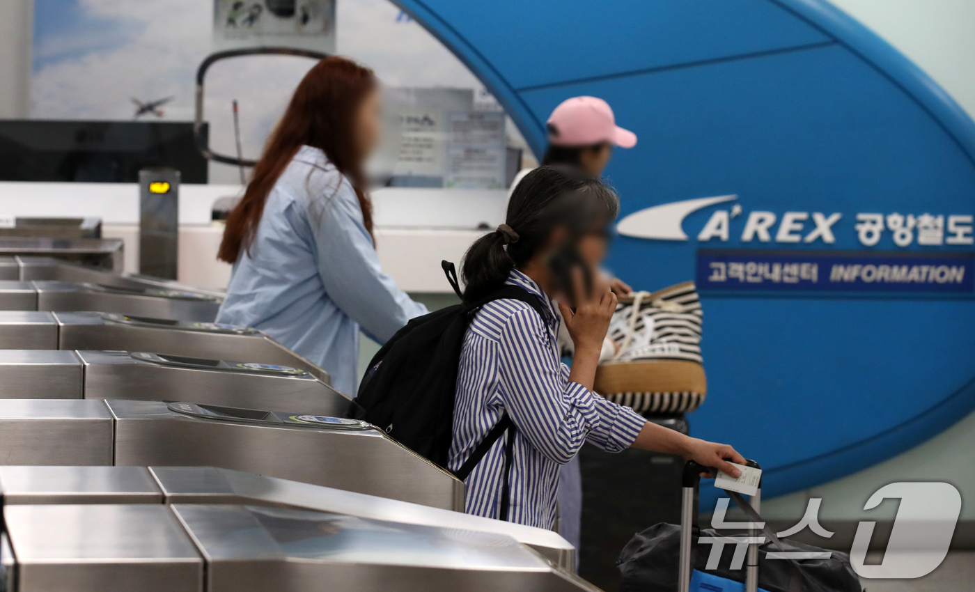 (인천공항=뉴스1) 이승배 기자 = 13일 인천국제공항 1터미널 공항철도 승하차 게이트로 이용객들이 지나고 있다.서울시는 이날부터 공항철도 인천공항역에서 하차가 가능하도록 기후동행 …