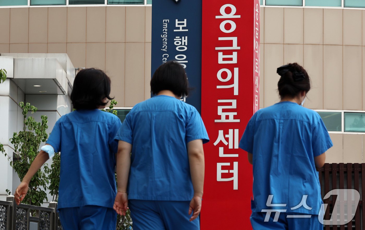 본문 이미지 - 추석 연휴를 앞둔 13일 오후 서울의 한 대형병원에서 의료진이 이동하고 있다. 정부는 연휴에 응급실 환자가 몰리는 상황에 대비해 지난 11일부터 '추석 명절 비상 응급 대응 주간'을 운영하고 있다. 반면 의료계는 연휴 기간 중 '하루 최대 1만명' 정도가 제대로 된 응급 치료를 못 받을 가능성이 높다고 전망해 '명절 응급실 의료대란' 우려가 나타나고 있다. 2024.9.13/뉴스1 ⓒ News1 구윤성 기자
