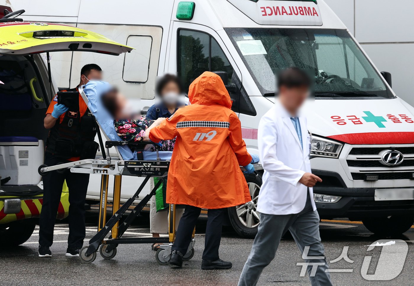본문 이미지 - 추석 연휴를 앞둔 13일 오후 서울의 한 대형병원에서 구급대원이 환자를 응급실로 이송하고 있다. 정부는 연휴에 응급실 환자가 몰리는 상황에 대비해 지난 11일부터 '추석 명절 비상 응급 대응 주간'을 운영하고 있다. 반면 의료계는 연휴 기간 중 '하루 최대 1만명' 정도가 제대로 된 응급 치료를 못 받을 가능성이 높다고 전망해 '명절 응급실 의료대란' 우려가 나타나고 있다. 2024.9.13/뉴스1 ⓒ News1 구윤성 기자