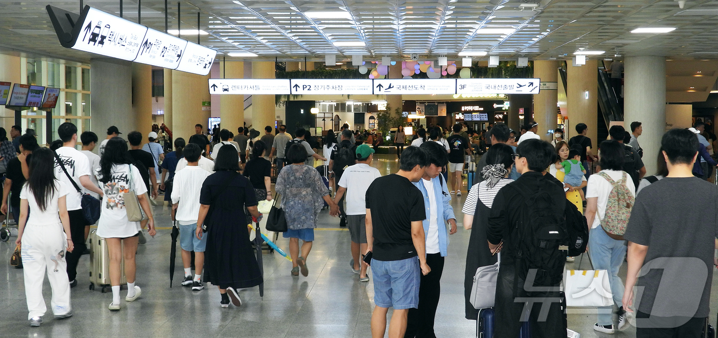 (제주=뉴스1) 오미란 기자 = 추석 연휴를 앞둔 13일 오전 제주국제공항 1층 도착장이 귀성·관광객들로 북적이고 있다.2024.9.13./뉴스1