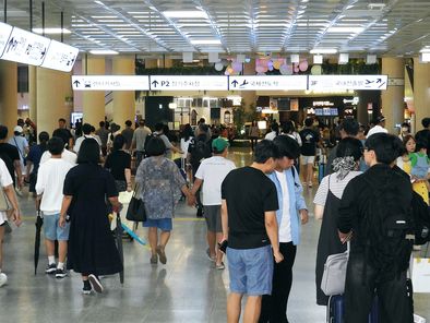 추석 연휴 앞둔 제주공항 북적