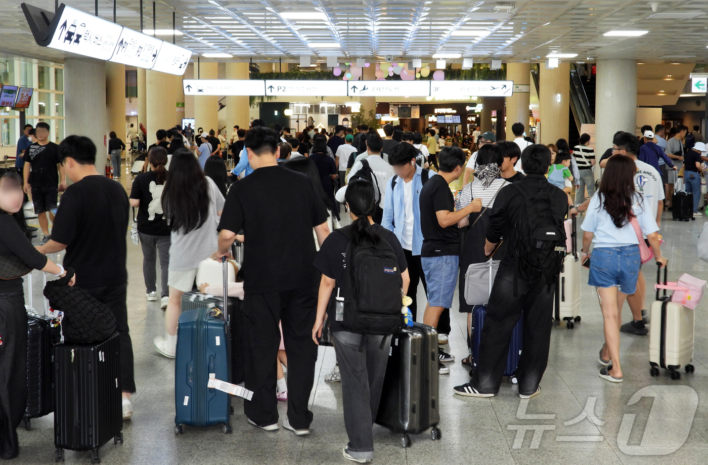 (제주=뉴스1) 오미란 기자 = 추석 연휴를 앞둔 13일 오전 제주국제공항 1층 도착장이 귀성·관광객들로 북적이고 있다.2024.9.13./뉴스1