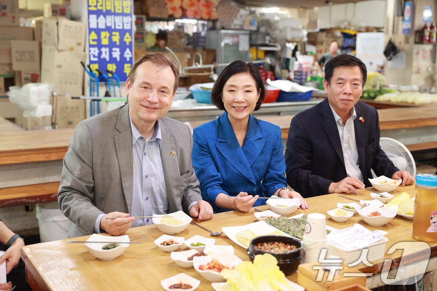 오영주 중소벤처기업부 장관이 13일 서울 동대문구 경동시장을 방문해 게오르크 빌프리드 슈미트 주한 독일 대사, 부 호&#40;Vu Ho&#41; 주한 베트남 대사와 식사하며 기념 촬영을 하고 있다. &#40;중소벤처기업부 제공&#41; 2024.9.13/뉴스1