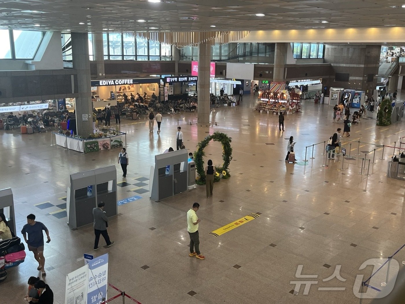 본문 이미지 - 추석 연휴를 앞둔 13일 오전 비교적 한산한 김해공항에서 몇몇 방문객이 대합실을 지나고 있다.2024.9.13/뉴스1 ⓒ News1 장광일 기자