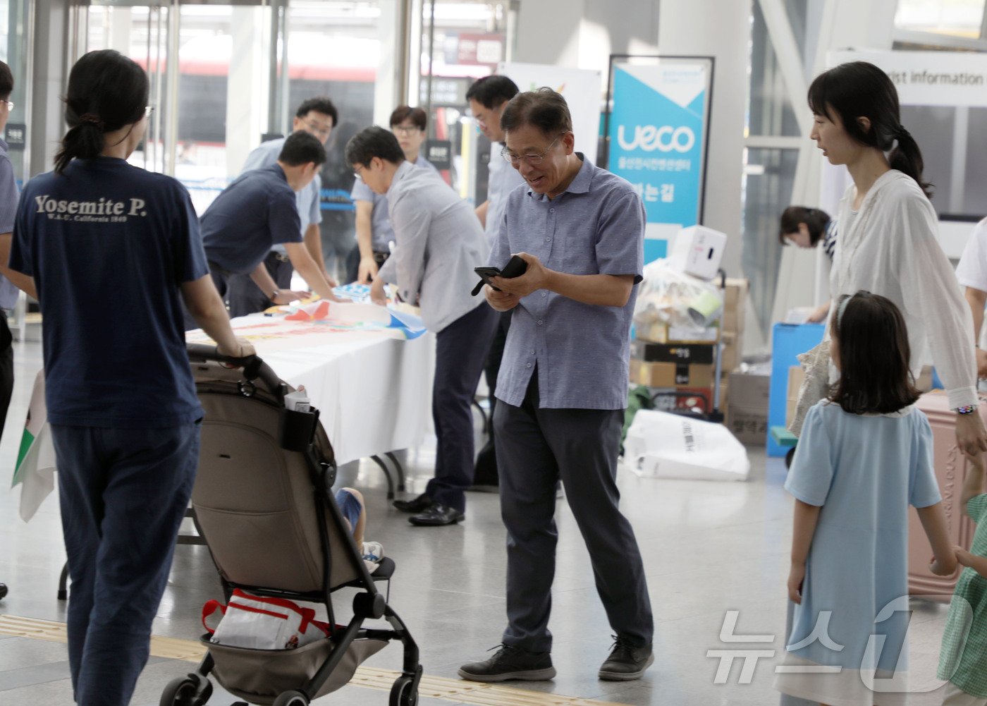 추석연휴를 하루 앞둔 13일 울산역에서 할아버지가 손자를 보고 반갑게 웃고 있다.2024.9.13/뉴스1 ⓒNews1 김지혜 기자