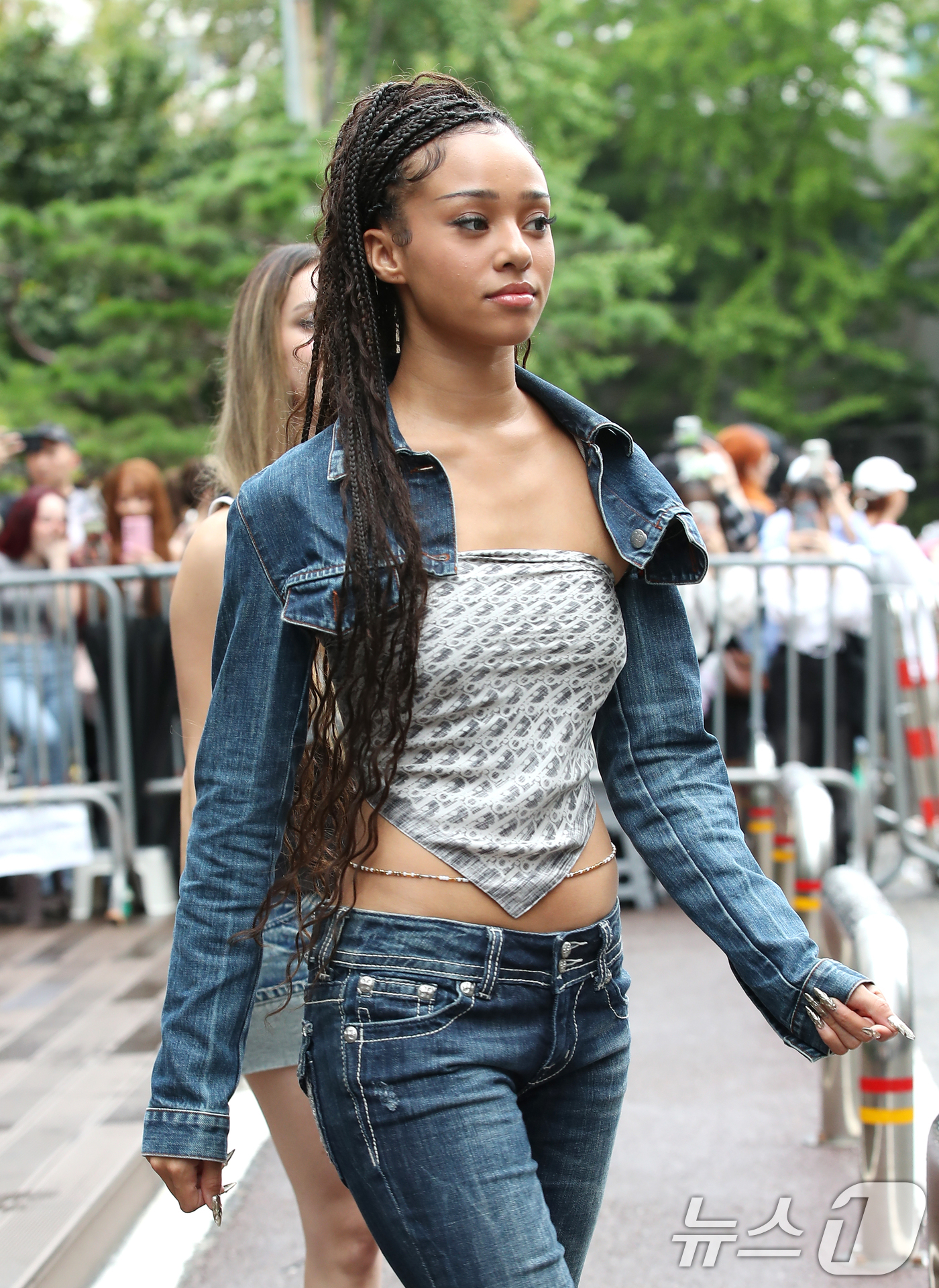 (서울=뉴스1) 권현진 기자 = 하이브 미국 걸그룹 캣츠아이 마농이 음악방송 '뮤직뱅크'(뮤뱅) 녹화를 위해 13일 오전 서울 영등포구 KBS 신관 공개홀에 도착해 인사를 하고 있 …