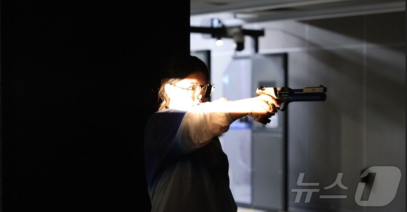 본문 이미지 - 제주경찰청 지하 사격장에서 딥페이크 범죄 예방 홍보 영상을 촬영중인 오예진.&#40;제주경찰청 제공&#41;/뉴스1