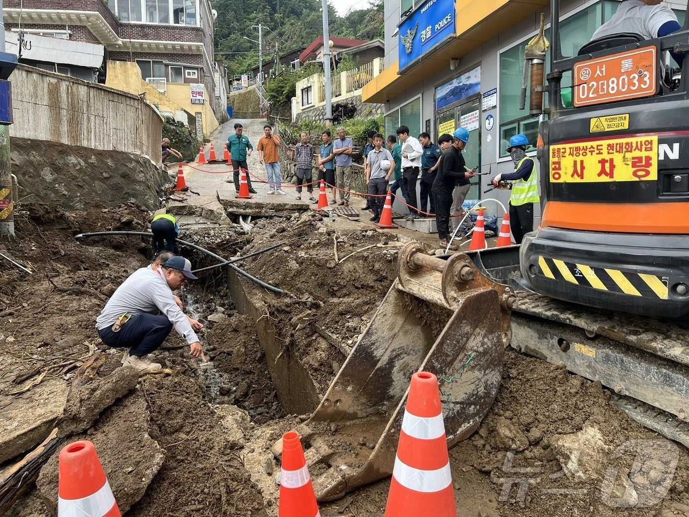 본문 이미지 - 13일 경북 울릉군이 울릉읍에서 발생한 비 피해 현정에 대한 복구 작업을 서두르고 있다. &#40;울릉군제공&#41; 2024.9.13/뉴스1 