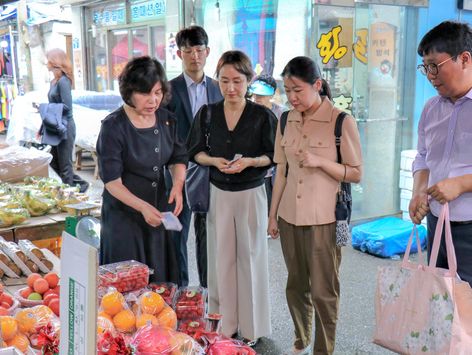 강정애 보훈장관, 추석 맞아 흑석시장서 차례상 물품 구매