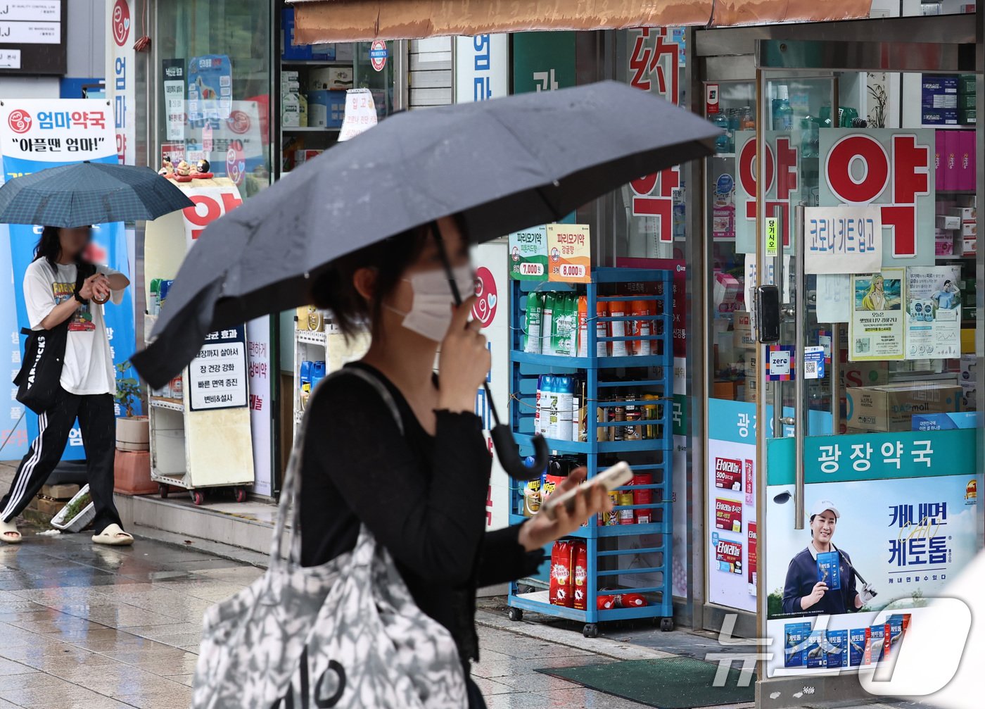 추석연휴를 앞둔 13일 오후 시민들이 서울 종로구 약국거리에서 발걸음을 옮기고 있다. 2024.9.13/뉴스1 ⓒ News1 구윤성 기자