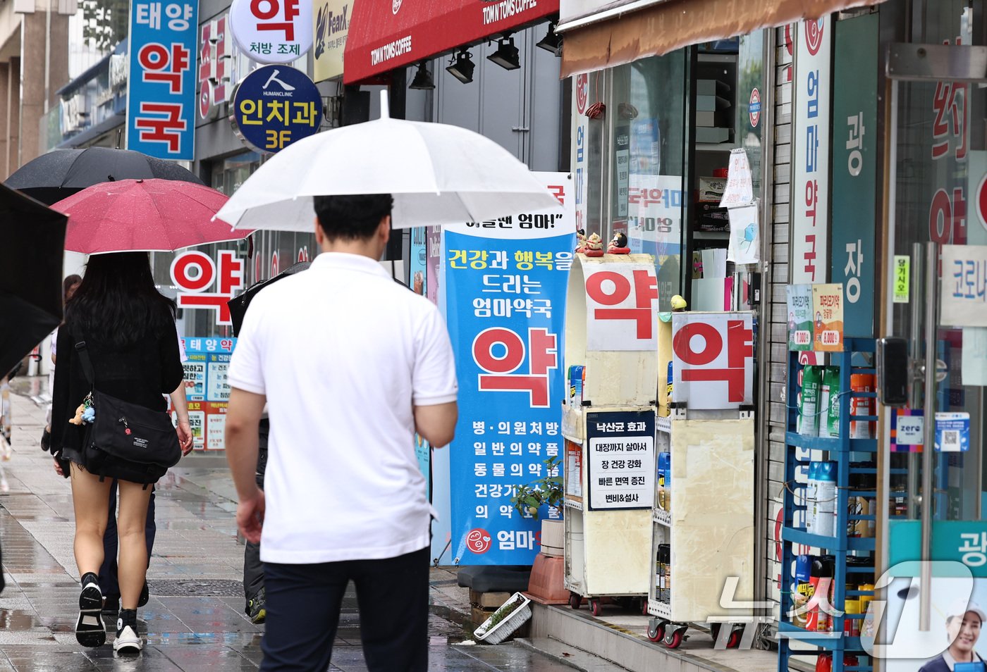 추석연휴를 앞둔 13일 오후 시민들이 서울 종로구 약국거리에서 발걸음을 옮기고 있다. 연휴기간 병·의원·약국 이용시 평소보다 본인 부담률 30~50%의 비용을 더 내야 한다. 올해 추석 연휴 기간 서울시 병·의원 1184곳과 약국 1306곳이 문을 연다. 문을 연 가까운 병·의원, 약국 등을 확인하려면 129&#40;보건복지상담센터&#41;나 119로 전화하면 된다. PC·스마트폰으로는 &#39;응급의료포털&#39; 홈페이지나 &#39;응급의료정보제공&#39; 애플리케이션&#40;앱&#41;으로 이용 가능한 의료기관을 빠르게 찾아볼 수 있다. 2024.9.13/뉴스1 ⓒ News1 구윤성 기자