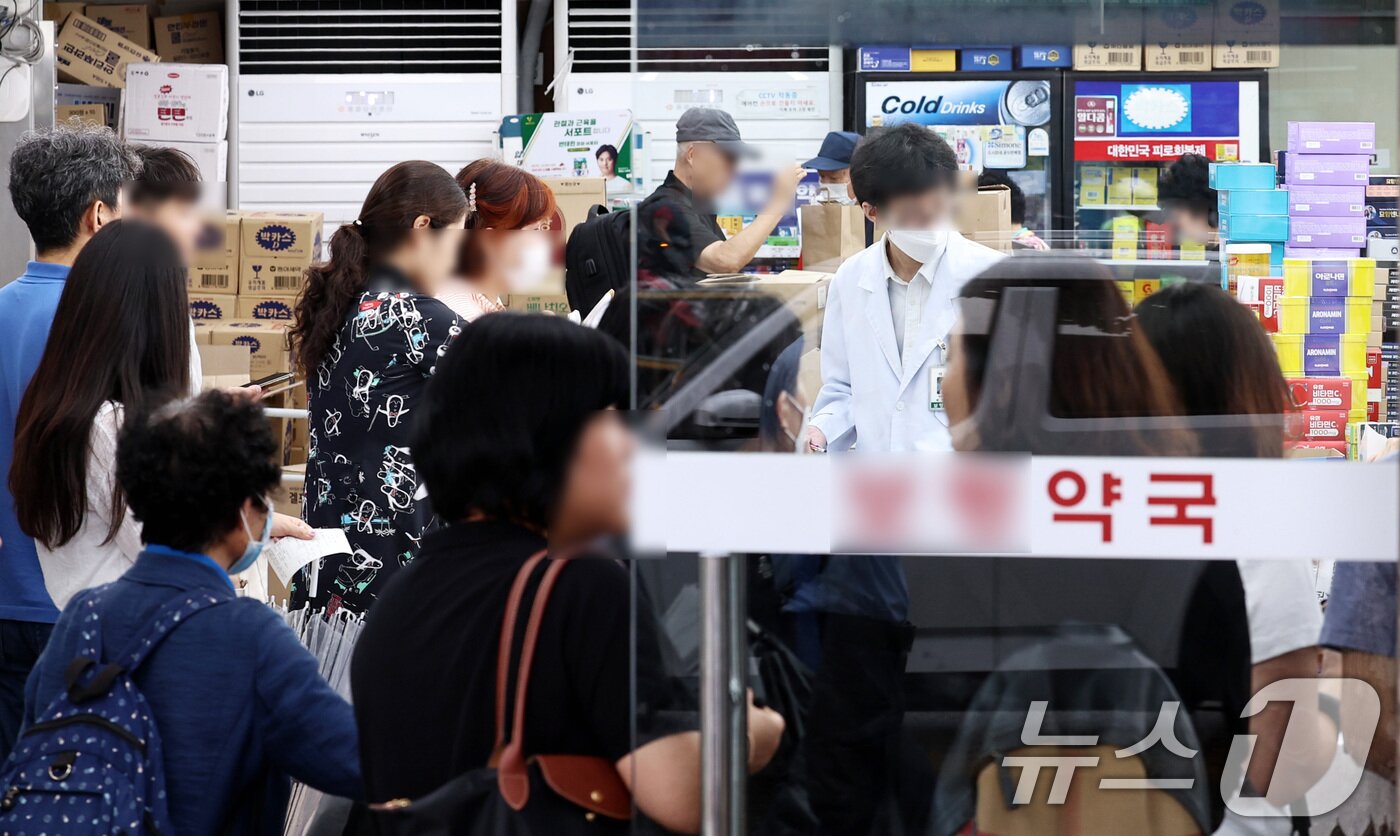 본문 이미지 - 추석연휴를 앞둔 13일 오후 서울 시내의 한 약국에서 시민들이 약을 처방받고 있다. 2024.9.13/뉴스1 ⓒ News1 구윤성 기자