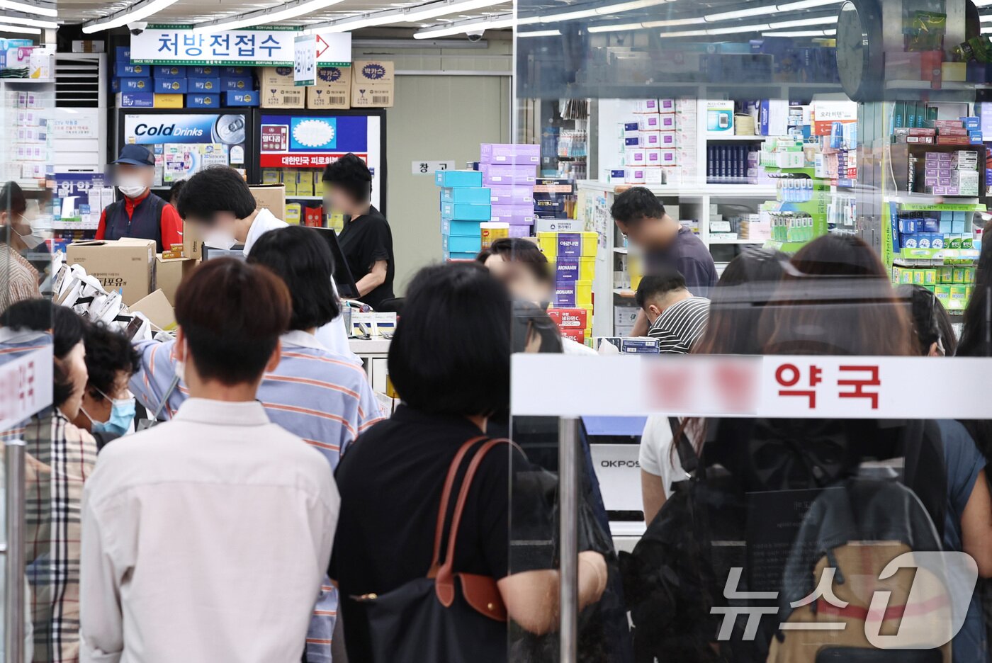 본문 이미지 -  서울 시내의 한 약국에서 시민들이 약을 처방받고 있다. 2024.9.13/뉴스1 ⓒ News1 구윤성 기자