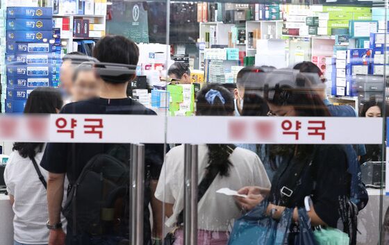 "쇼핑하러 약국 가요" 창고형약국 개장에 "남은 약 복용 우려"