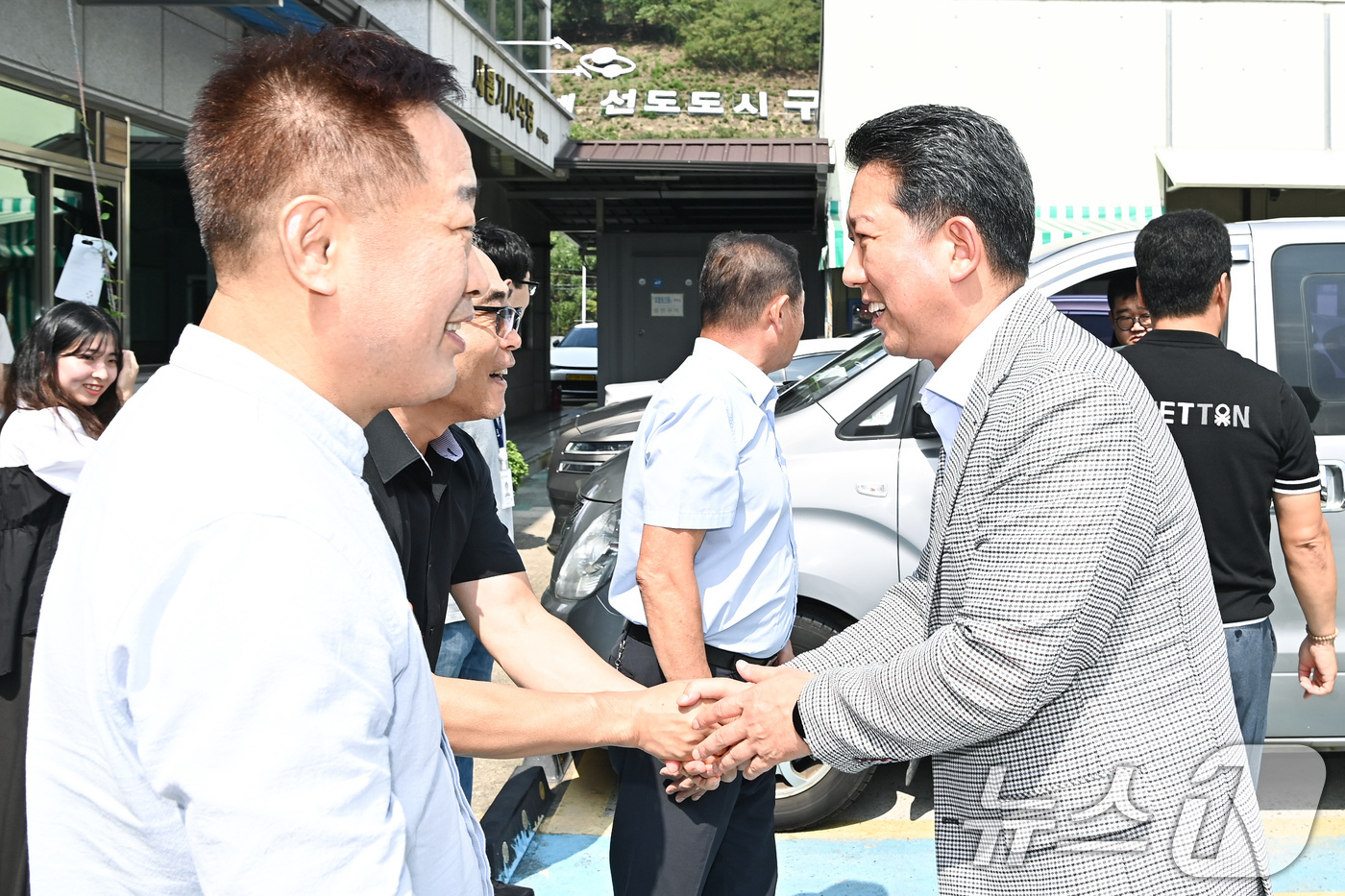 (구미=뉴스1) 정우용 기자 = 김장호 구미시장이 추석연휴를 앞둔 13일 개인택시 구미시지부를 찾아 기사들을 격려하고 있다. (구미시 제공) 2024.9.13/뉴스1