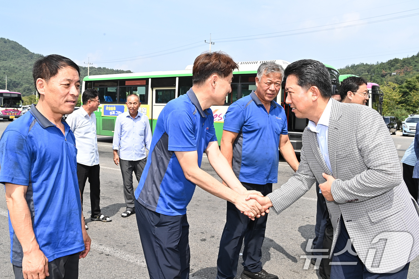 (구미=뉴스1) 정우용 기자 = 김장호 구미시장이 추석연휴를 앞둔 13일 구미버스와 일선교통을 을 찾아  관계자들을 격려하고 있다. (구미시 제공) 2024.9.13/뉴스1