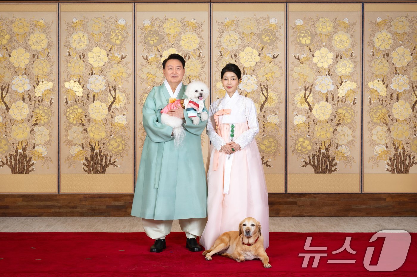 본문 이미지 - 대통령실이 13일 윤석열 대통령 부부가 한가위 명절 영상을 통해 넉넉하고 풍요로운 한가위를 바라는 대국민 메시지를 전했다고 밝혔다. 이번 한가위 영상은 지난 8일 대통령실 2층 자유홀에서 1시간에 걸쳐 촬영됐다. 사진은 한복을 입은 윤석열 대통령과 김건희 여사가 반려견 '새롬이', '써니'와 함께 촬영하는 모습. (대통령실 제공) 2024.9.13/뉴스1 ⓒ News1 송원영 기자