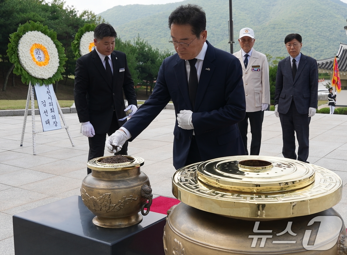 (영천=뉴스1) 정우용 기자 = 최기문 영천시장이 13일 국립영천호국원에서 열린 제74주년 영천대첩 기념식에서 호국영령에게 분향하고 있다. (영천시 제공) 2024.9.13/뉴스1 …