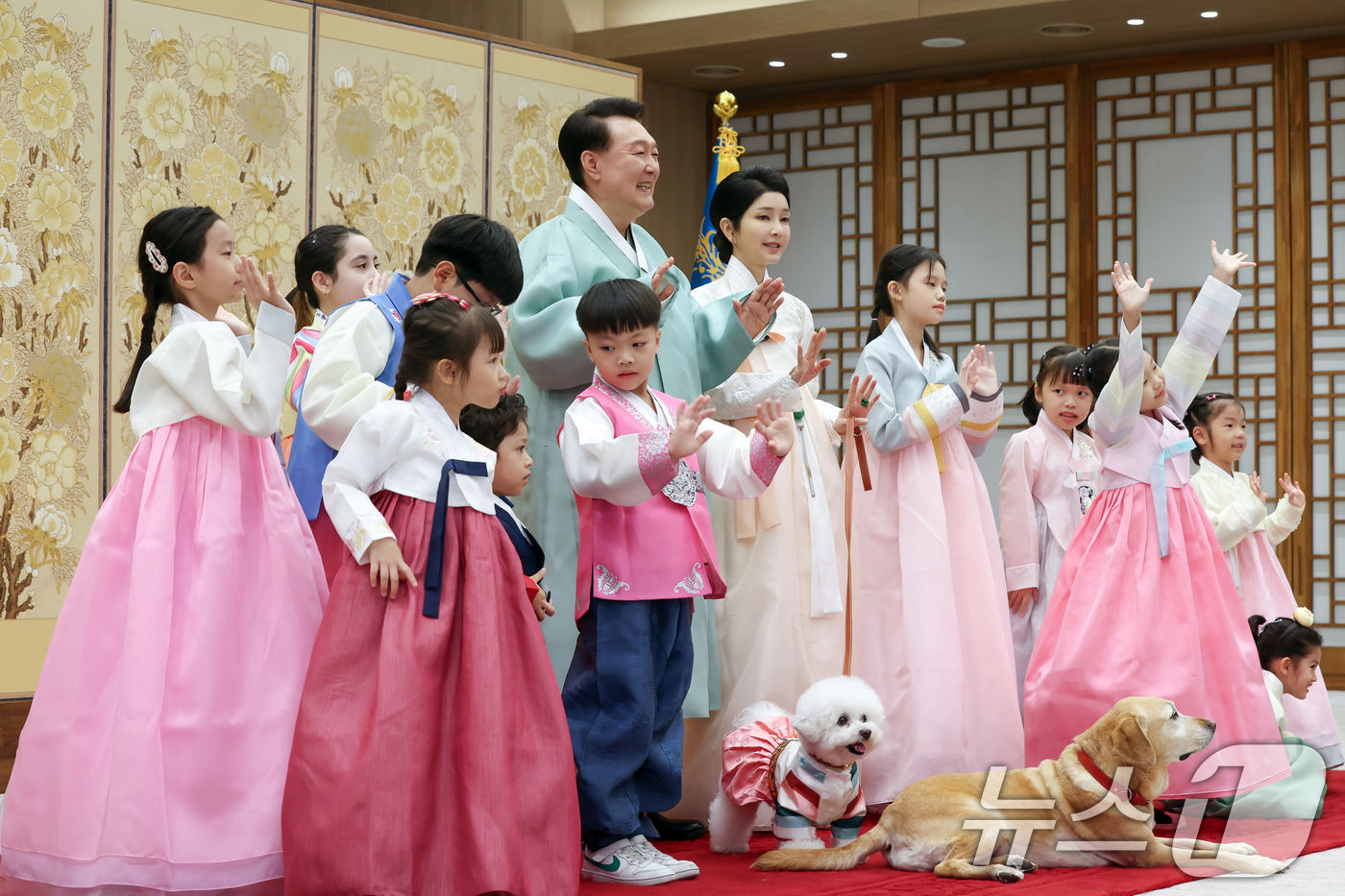 (서울=뉴스1) 송원영 기자 = 윤석열 대통령과 부인 김건희 여사가 다문화가정 어린이들과 함께 한가위 명절 인사를 전했다고 대통령실이 13일 밝혔다.이번 한가위 영상은 지난 8일 …