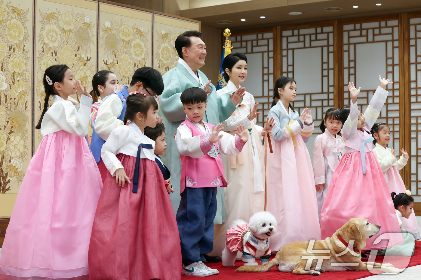 본문 이미지 - 윤석열 대통령과 부인 김건희 여사가 다문화가정 어린이들과 함께 한가위 명절 인사를 전했다고 대통령실이 13일 밝혔다. 이번 한가위 영상은 지난 8일 대통령실 2층 자유홀에서 1시간에 걸쳐 촬영됐다. 대통령 부부는 반려견 '새롬이'와 '써니'를 데리고 입장하며 어린이들에게 인사를 건넸고, 어린이들, 반려견들과 다 함께 화기애애한 분위기 속에서 촬영에 임했다고 대통령실이 밝혔다. (대통령실 제공) 2024.9.13/뉴스1 ⓒ News1 송원영 기자