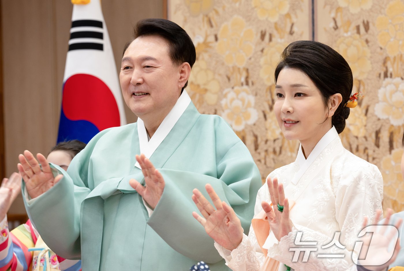 본문 이미지 - 윤석열 대통령과 부인 김건희 여사가 다문화가정 어린이들과 함께 한가위 명절 인사를 전했다고 대통령실이 13일 밝혔다. 이번 한가위 영상은 지난 8일 대통령실 자유홀에서 1시간에 걸쳐 촬영됐다. (대통령실 제공) 2024.9.13/뉴스1 ⓒ News1 송원영 기자