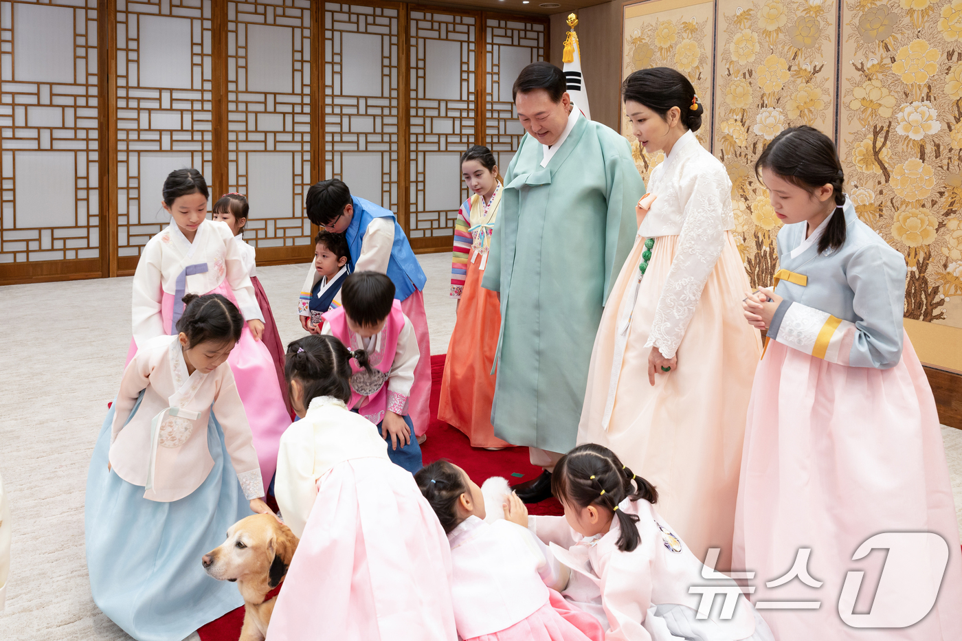 (서울=뉴스1) 송원영 기자 = 윤석열 대통령과 부인 김건희 여사가 다문화가정 어린이들과 함께 한가위 명절 인사를 촬영했다고 대통령실이 13일 밝혔다.이번 한가위 영상은 지난 8일 …