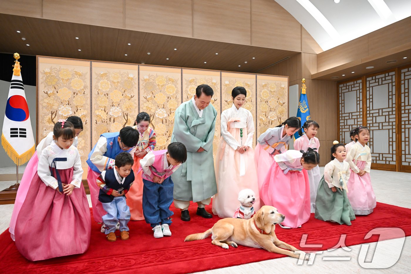 윤석열 대통령과 부인 김건희 여사가 다문화가정 어린이들과 함께 한가위 명절 인사를 촬영했다고 대통령실이 13일 밝혔다.  &#40;대통령실 제공&#41; 2024.9.13/뉴스1 ⓒ News1 송원영 기자