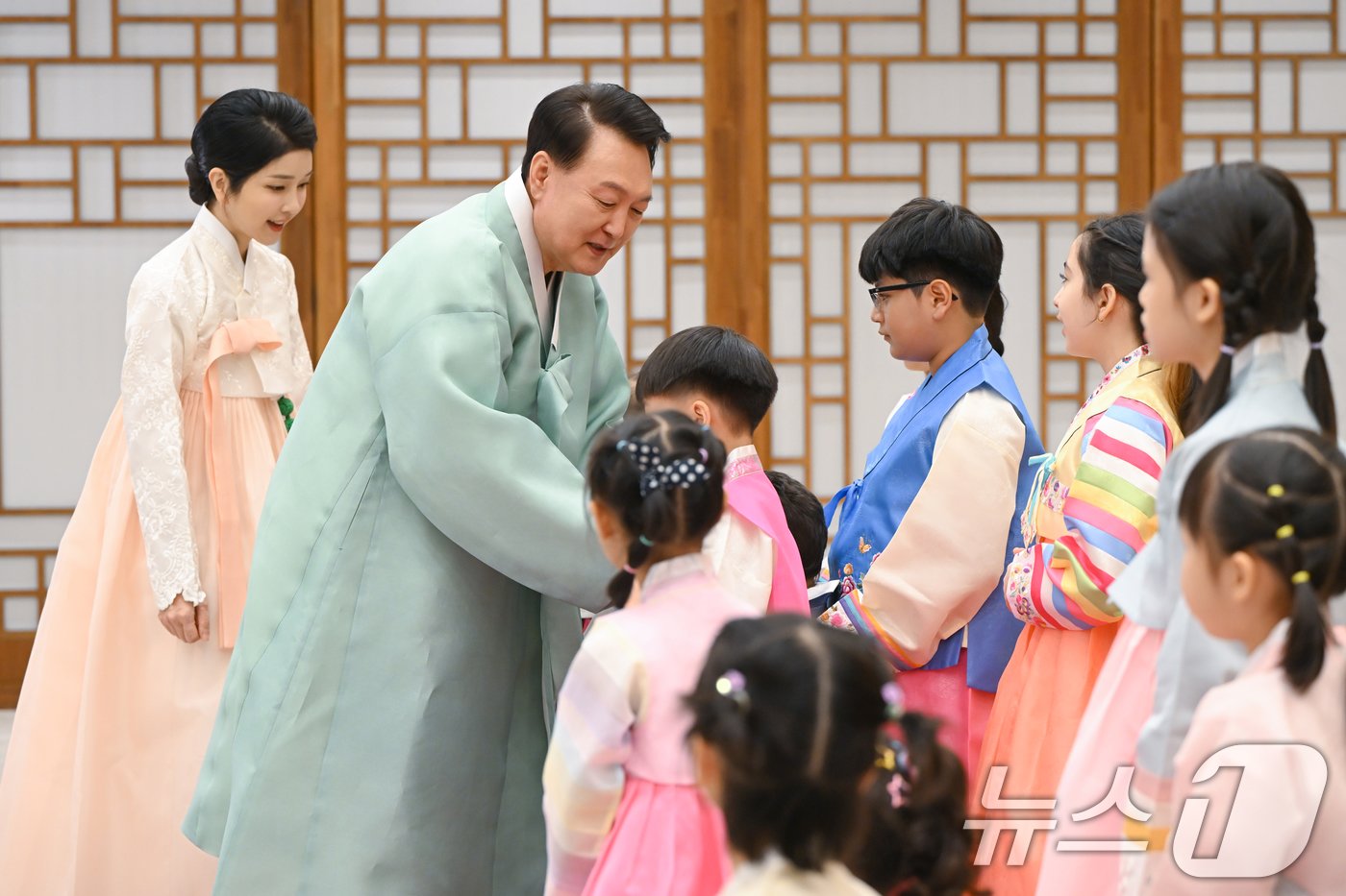 본문 이미지 - 윤석열 대통령과 부인 김건희 여사가 다문화가정 어린이들과 함께 한가위 명절 인사를 촬영했다고 대통령실이 13일 밝혔다. (대통령실 제공) 2024.9.13/뉴스1 ⓒ News1 송원영 기자