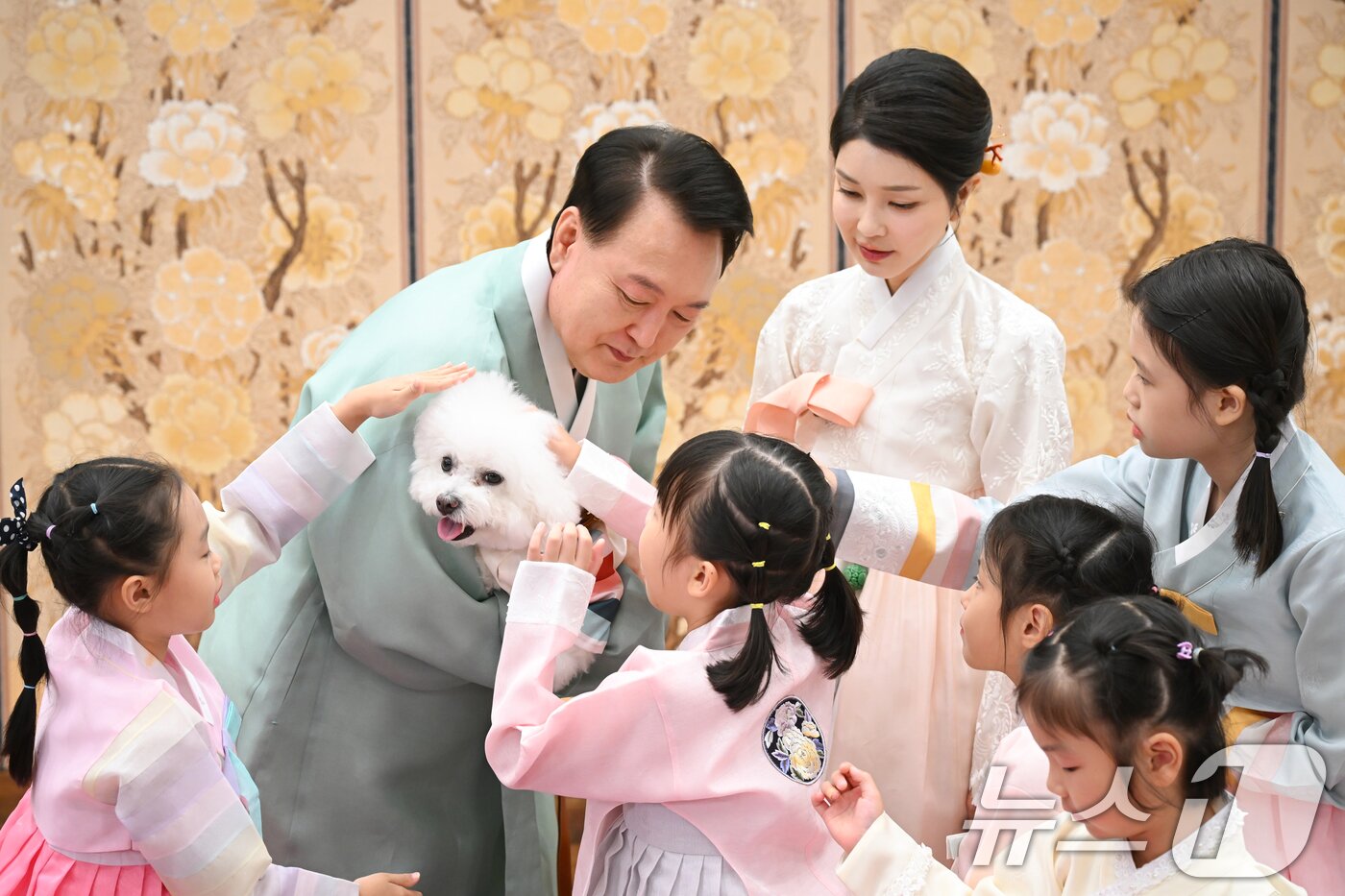 윤석열 대통령과 부인 김건희 여사가 다문화가정 어린이들과 함께 한가위 명절 인사를 촬영했다고 대통령실이 13일 밝혔다. &#40;대통령실 제공&#41; 2024.9.13/뉴스1 ⓒ News1 송원영 기자