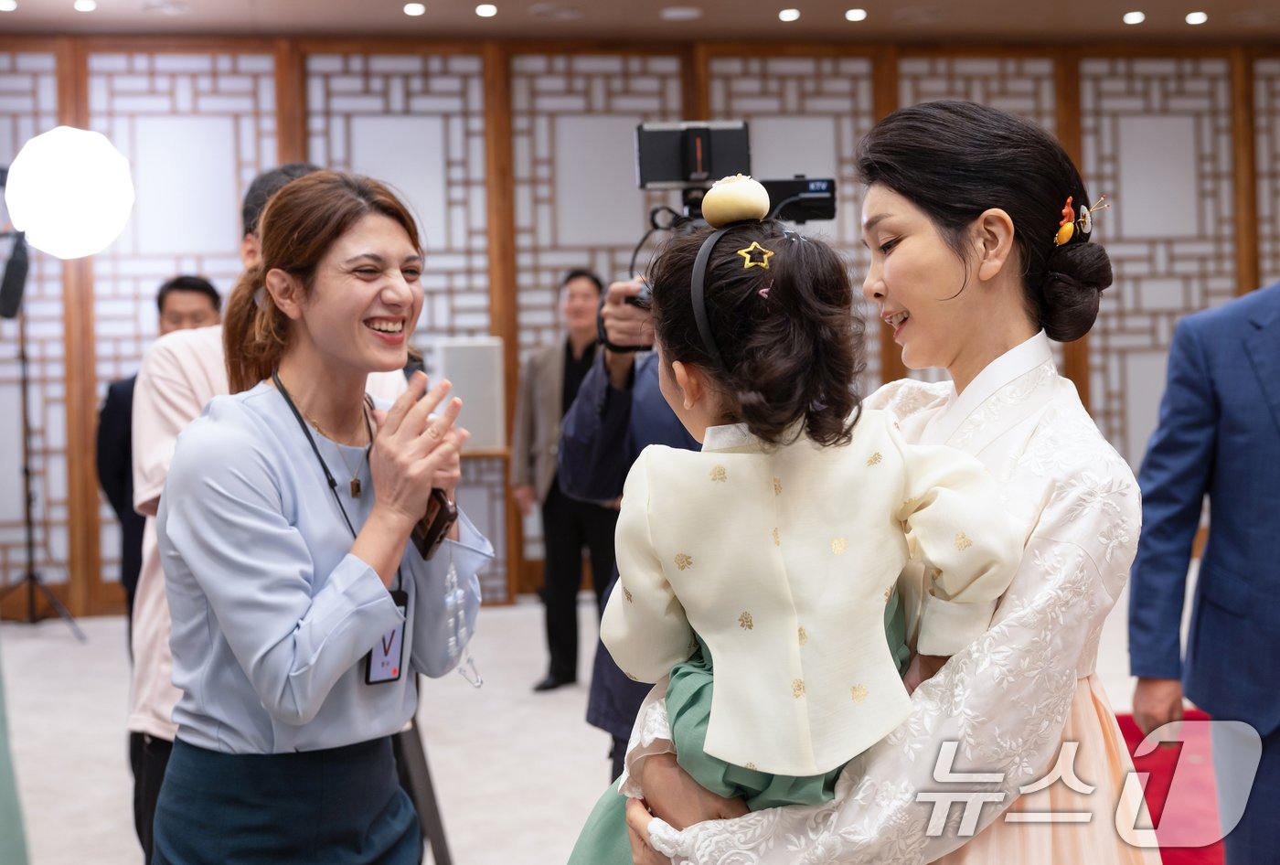 본문 이미지 - 윤석열 대통령과 부인 김건희 여사가 한가위 명절 인사를 전했다고 대통령실이 13일 밝혔다. 이번 한가위 영상은 지난 8일 대통령실 2층 자유홀에서 1시간에 걸쳐 촬영됐다. 사진은 김건희 여사가 어린이를 안고 대화를 나누는 모습. (대통령실 제공) 2024.9.13/뉴스1 ⓒ News1 송원영 기자