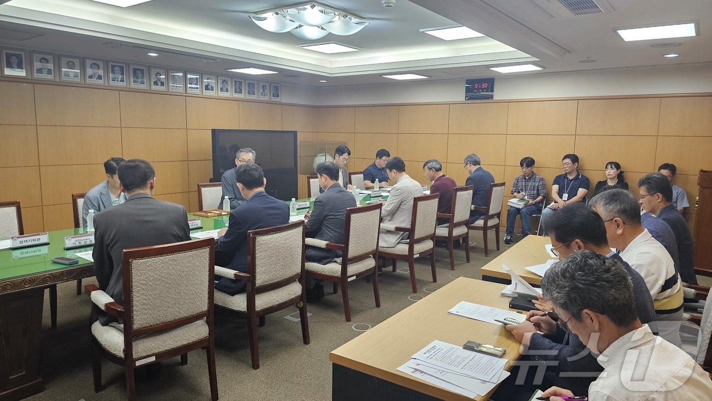 본문 이미지 - 유득원 대전시 행정부시장 주재로 지난 13일 '보물산 프로젝트' TF 첫 회의가 열리고 있다. (대전시 제공) /뉴스1 