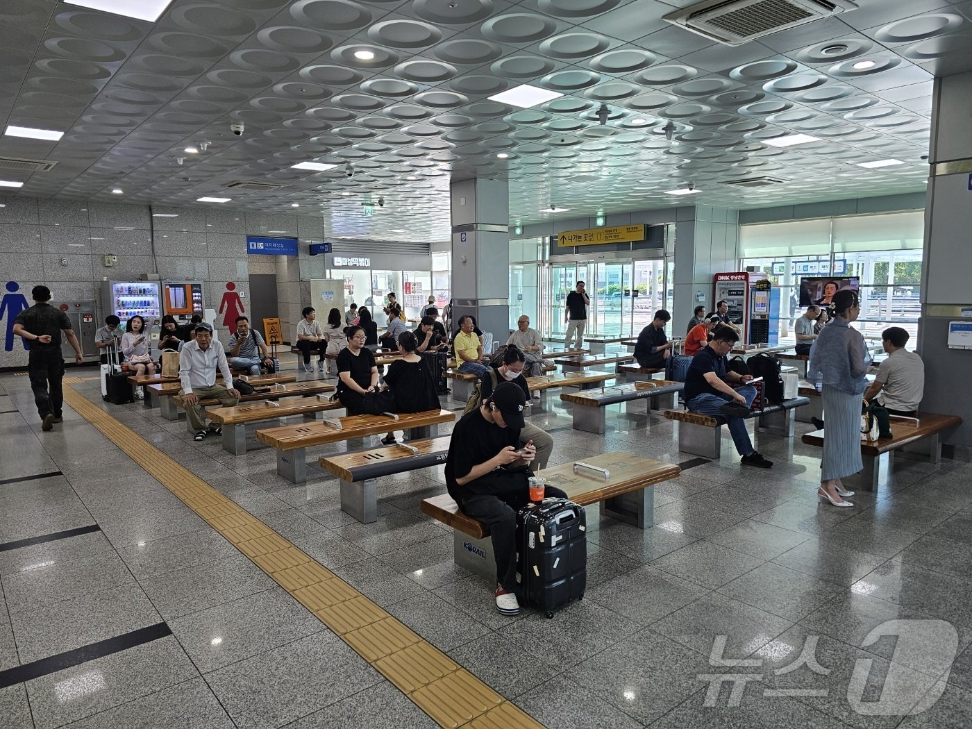 본문 이미지 - 창원중앙역 내 대합실에서 대기하고 있는 귀성객들.2024.9.13/뉴스1 박민석기자