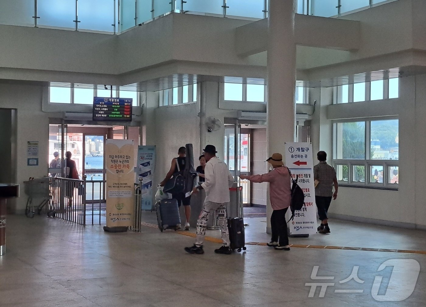 본문 이미지 - 13일 오후 통영항여객선터미널에서 귀성객들이 배에 오르기 위해 분주히 움직이고 있다.2024.9.13/뉴스1 강미영기자