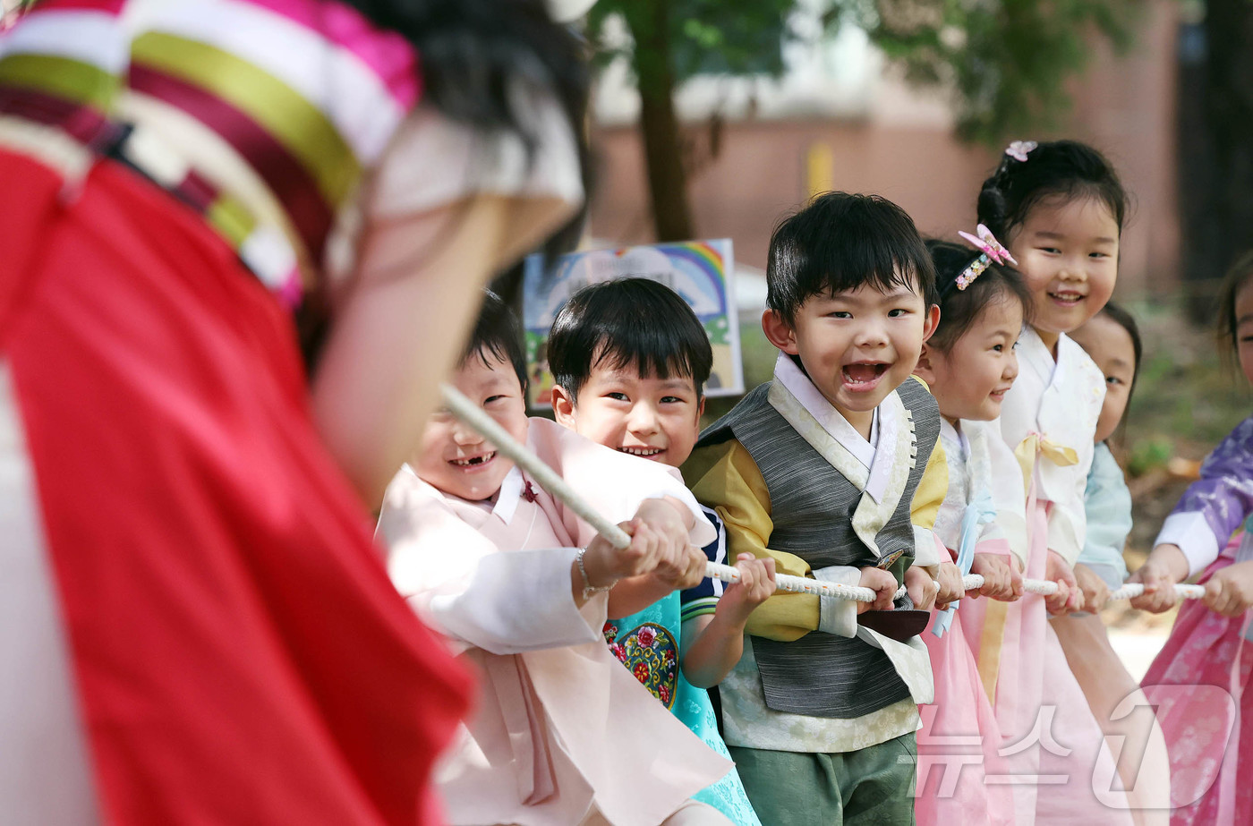 (광주=뉴스1) 박지현 기자 = 추석을 사흘 앞둔 13일 광주 북구 신안동 태봉어린이집에서 한복을 곱게 차려 입은 아이들이 전통 민속놀이를 하며 즐거운 시간을 보내고 있다.(광주 …