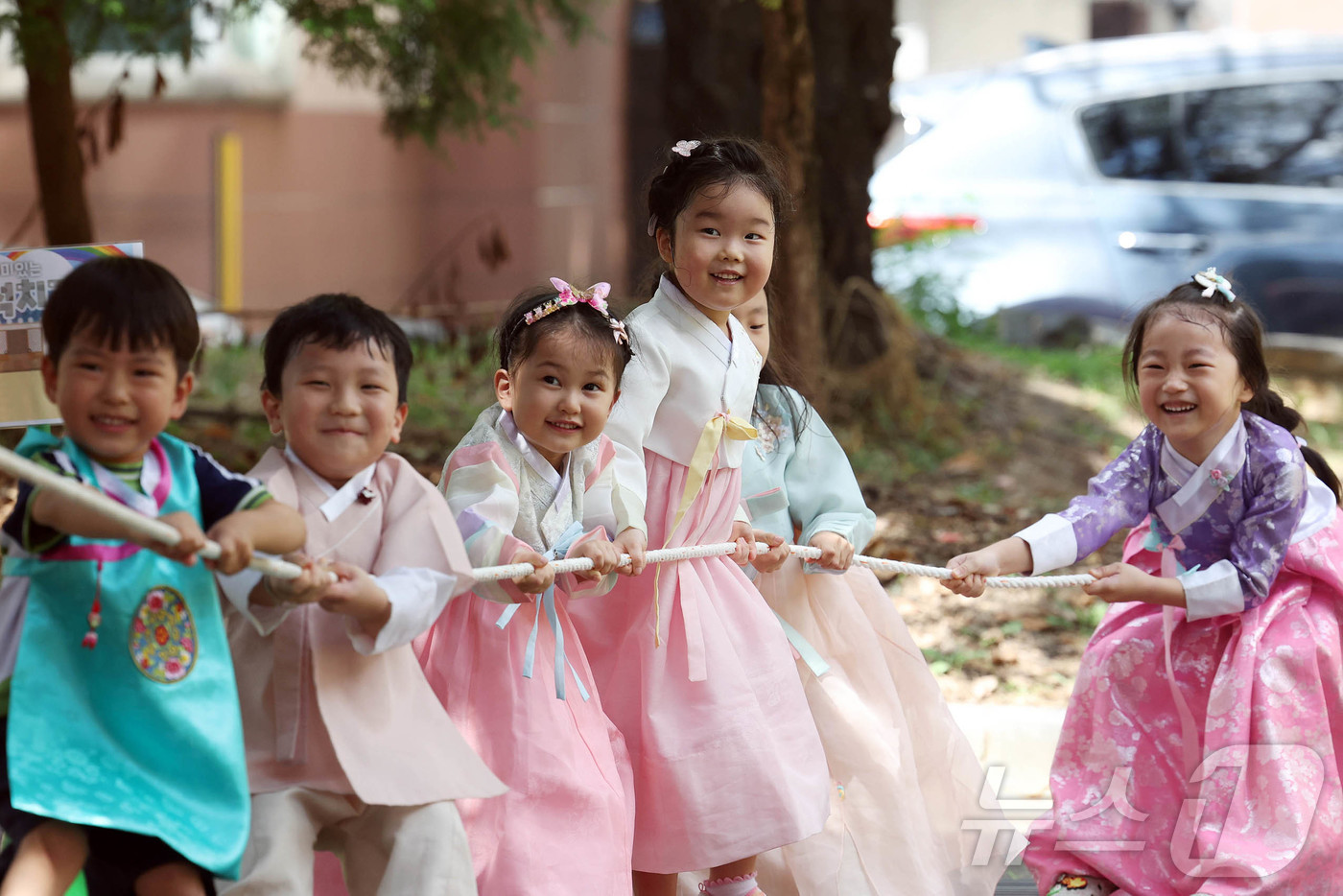 (광주=뉴스1) 박지현 기자 = 추석을 사흘 앞둔 13일 광주 북구 신안동 태봉어린이집에서 한복을 곱게 차려 입은 아이들이 전통 민속놀이를 하며 즐거운 시간을 보내고 있다.(광주 …