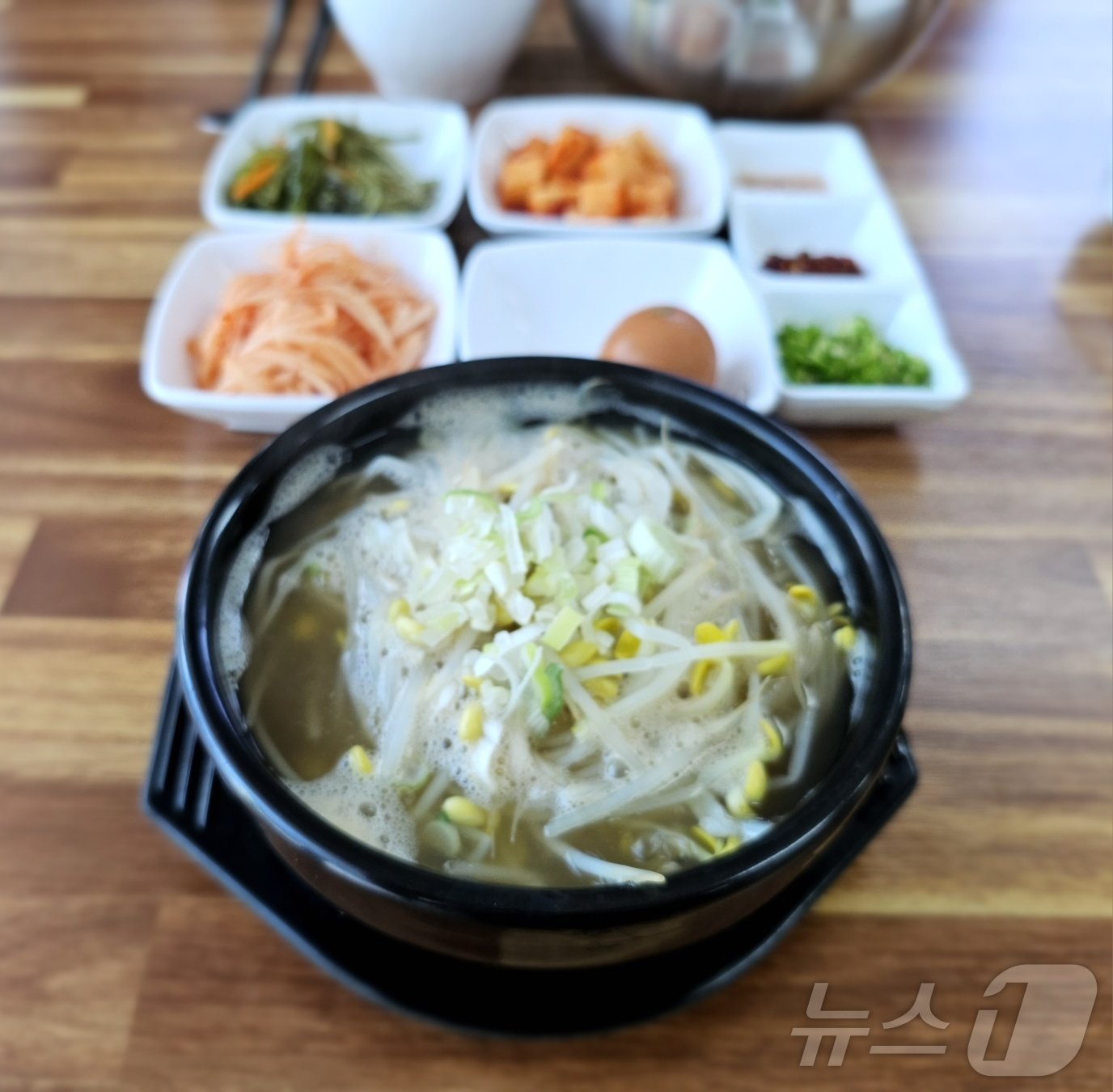 본문 이미지 - 김해시와 김해가야시니어클럽이 김해 노인 일자리 사업의 일환으로 운영하는 '콩시락'의 콩나물국밥이 펄펄 끓고 있다. 2024.9.13 ⓒ 뉴스1 박민석 기자