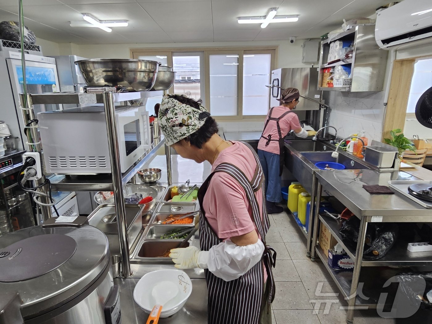 본문 이미지 - 김해시와 김해가야시니어클럽이 김해 노인 일자리 사업의 일환으로 운영하는 '콩시락'에서 일하는 직원들이 주문 받은 음식을 준비하고 있다. 2024.9.13 ⓒ 뉴스1 박민석 기자