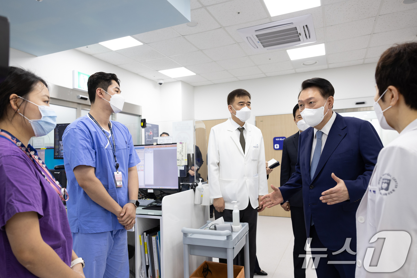 (서울=뉴스1) 송원영 기자 = 윤석열 대통령이 13일 서울 중랑구 서울의료원을 방문, 의료진과 대화를 나누고 있다. (대통령실 제공) 2024.9.13/뉴스1