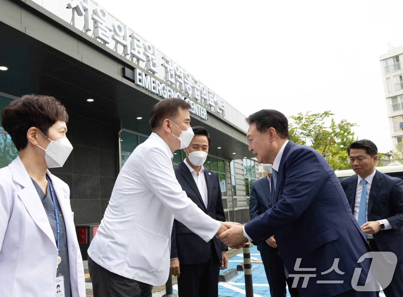 본문 이미지 - 윤석열 대통령이 13일 서울 중랑구 서울의료원을 방문, 이현석 서울의료원장과 인사를 나누고 있다. (대통령실 제공) 2024.9.13/뉴스1 ⓒ News1 송원영 기자