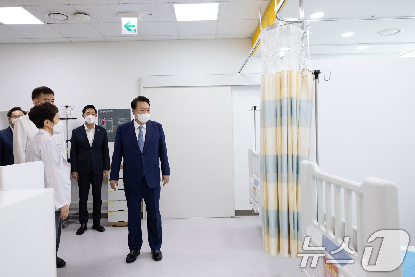 본문 이미지 - 윤석열 대통령이 13일 서울 중랑구 서울의료원 권역응급의료센터를 찾아 센터 내부를 살피고 있다.(대통령실 제공) 2024.9.13/뉴스1 ⓒ News1 송원영 기자