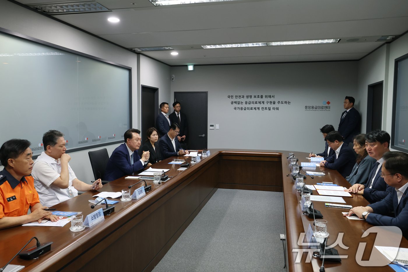 본문 이미지 - 윤석열 대통령이 13일 서울 중구 중앙응급의료센터를 찾아 센터 관계자들과 면담을 하고 있다. (대통령실 제공) 2024.9.13/뉴스1 ⓒ News1 송원영 기자