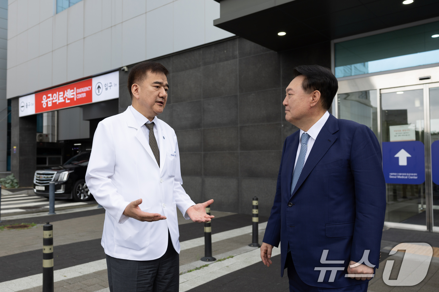 (서울=뉴스1) 송원영 기자 = 윤석열 대통령이 13일 서울 중랑구 서울의료원을 방문, 이현석 서울의료원장과 대화를 나누고 있다. (대통령실 제공) 2024.9.13/뉴스1