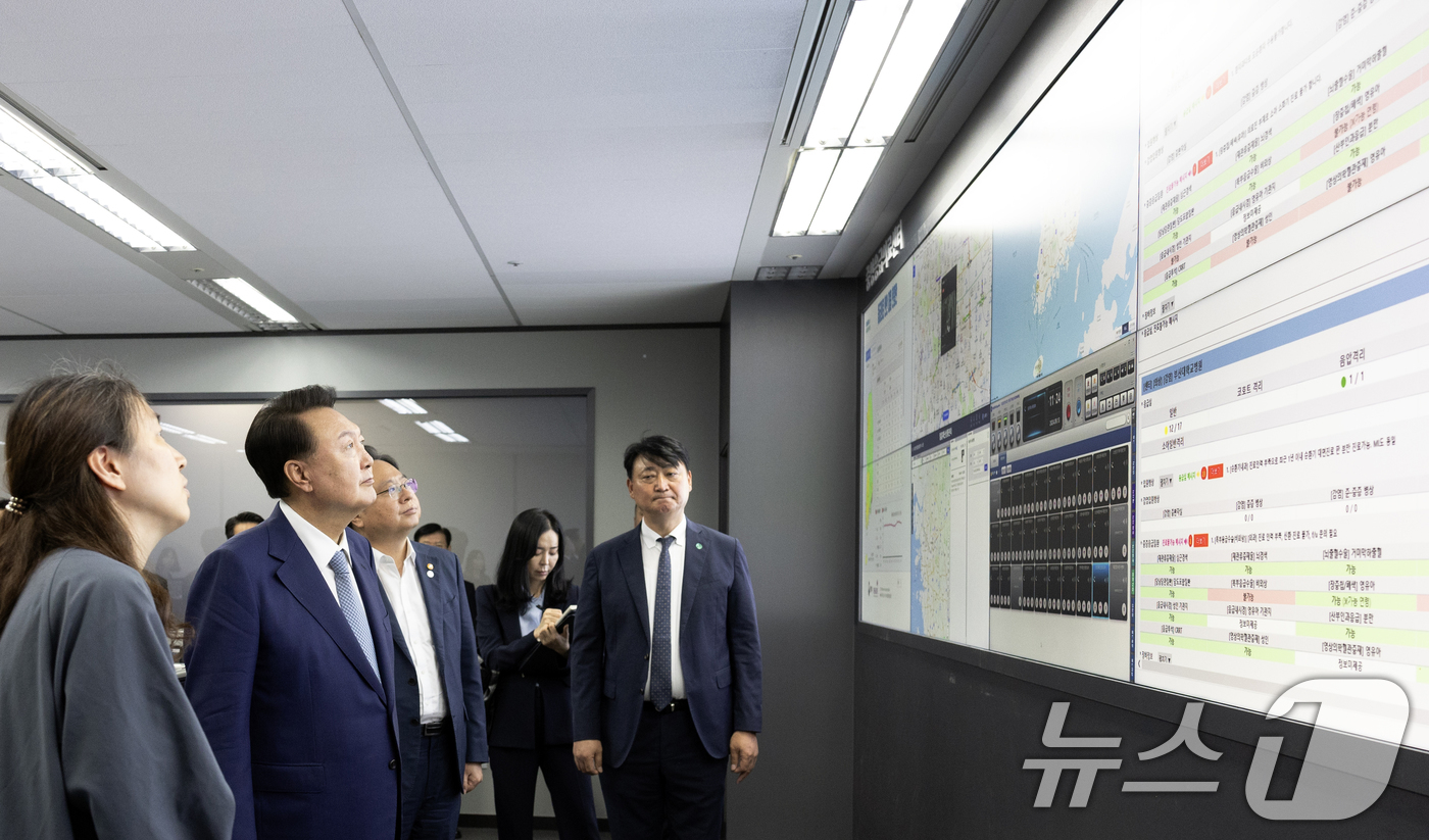 (서울=뉴스1) 송원영 기자 = 윤석열 대통령이 13일 서울 중구 국립중앙의료원을 방문, 중앙응급의료상황실에서 응급 의료 현황 및 대응에 관한 점검을 하고 있다. (대통령실 제공) …