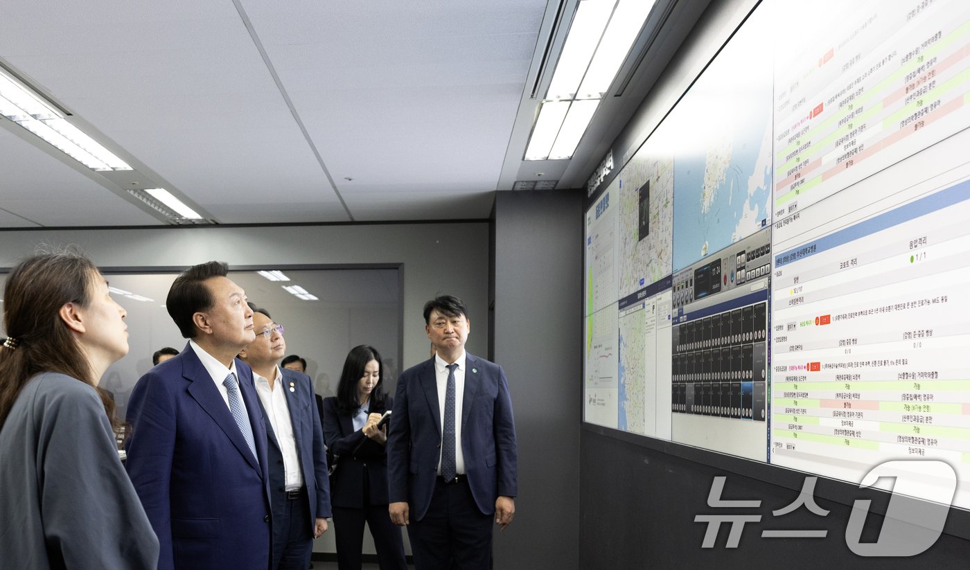 본문 이미지 - 윤석열 대통령이 13일 서울 중구 국립중앙의료원을 방문, 중앙응급의료상황실에서 응급 의료 현황 및 대응에 관한 점검을 하고 있다. (대통령실 제공) 2024.9.13/뉴스1 ⓒ News1 송원영 기자