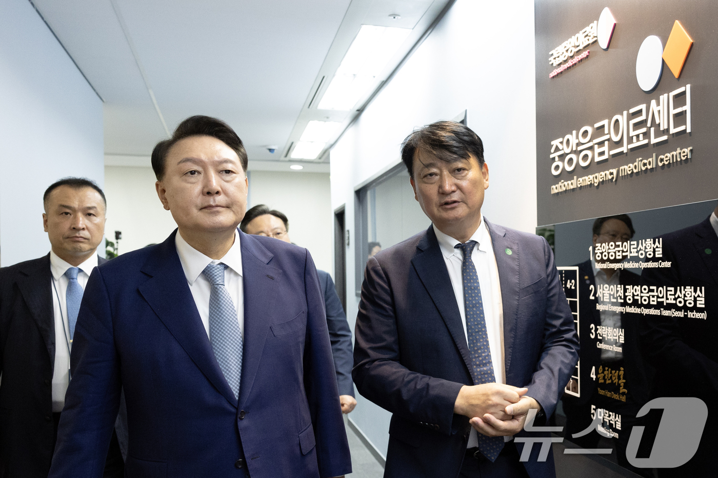 (서울=뉴스1) 송원영 기자 = 윤석열 대통령이 13일 서울 중구 국립중앙의료원을 방문, 중앙응급의료센터에서 김성중 중앙응급의료센터장으로부터 응급 의료 상황에 대한  설명을 듣고 …