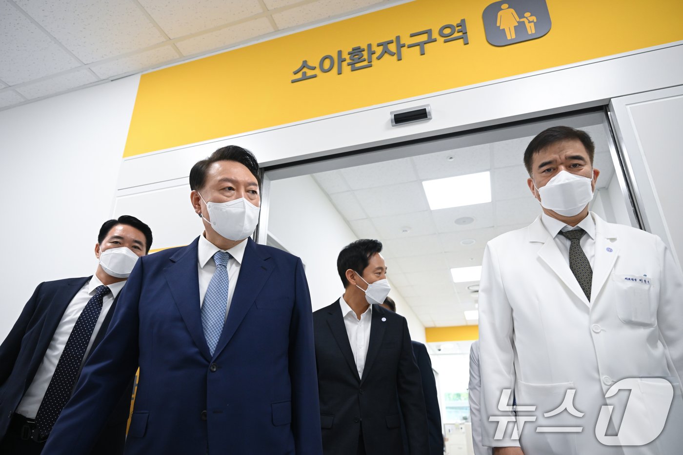 본문 이미지 - 윤석열 대통령이 13일 서울 중랑구 서울의료원을 방문, 소아환자구역을 살펴보고 있다. (대통령실 제공) 2024.9.13/뉴스1 ⓒ News1 송원영 기자