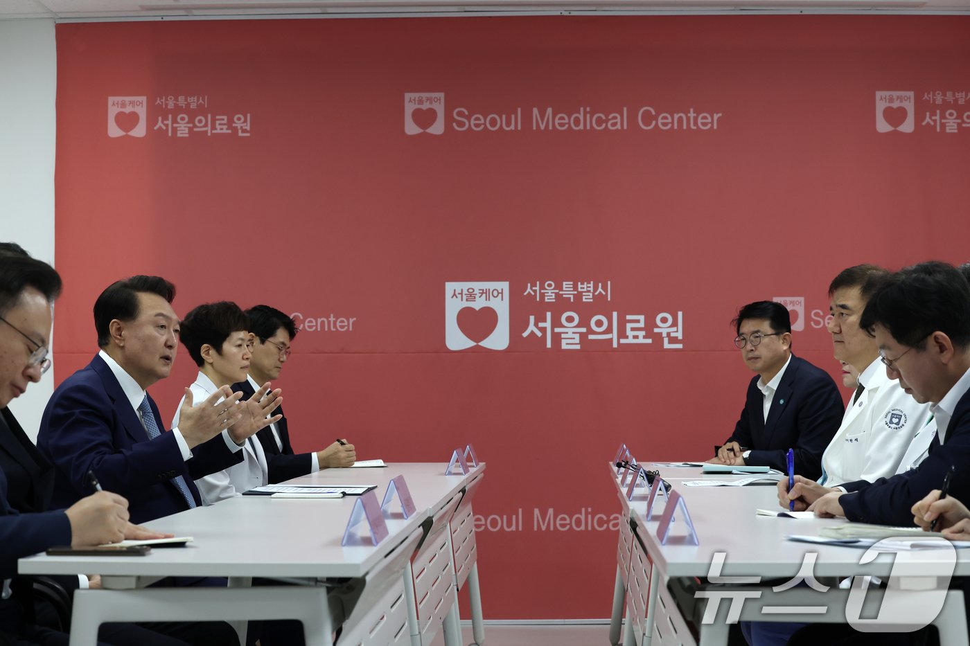 본문 이미지 - 윤석열 대통령이 13일 서울 중랑구 서울의료원을 방문, 이현석 서울의료원장을 비롯한 의료진과 면담을 하고 있다. (대통령실 제공) 2024.9.13/뉴스1 ⓒ News1 송원영 기자