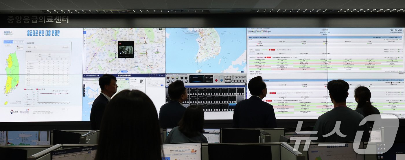 본문 이미지 - 윤석열 대통령이 13일 서울 중구 국립중앙의료원을 방문, 중앙응급의료상황실에서 김성중 중앙응급의료센터장으로부터 응급 의료 상황에 대한 설명을 듣고 있다. (대통령실 제공) 2024.9.13/뉴스1 ⓒ News1 송원영 기자
