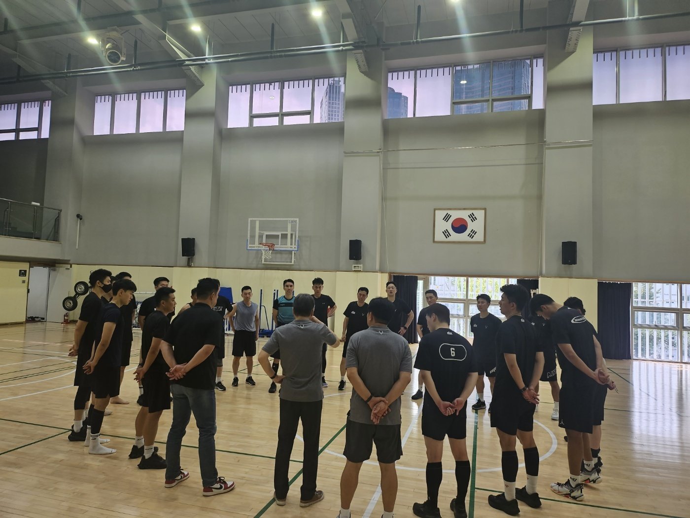 본문 이미지 - KBL 심판들이 서울의 한 체육관에 모여 체력 훈련을 실시하기 전 유재학 경기본부장의 전달사항을 듣고 있다. (KBL 제공)