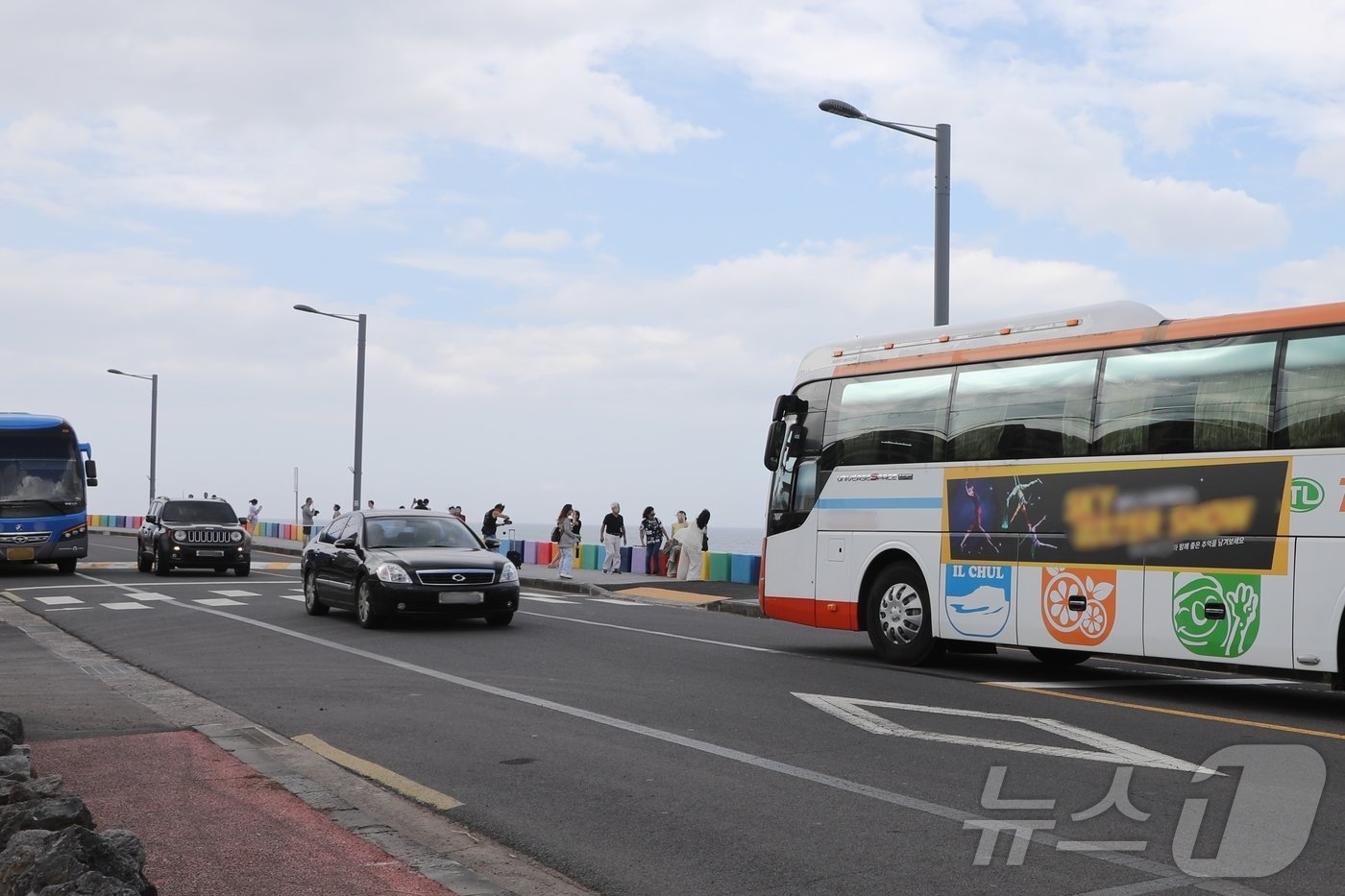 본문 이미지 - 지난 11일 오후 제주시 도두동 무지개 해안도로에서 관광버스가 정차하고 있다.2024.9.11/뉴스1 ⓒ News1 홍수영 기자